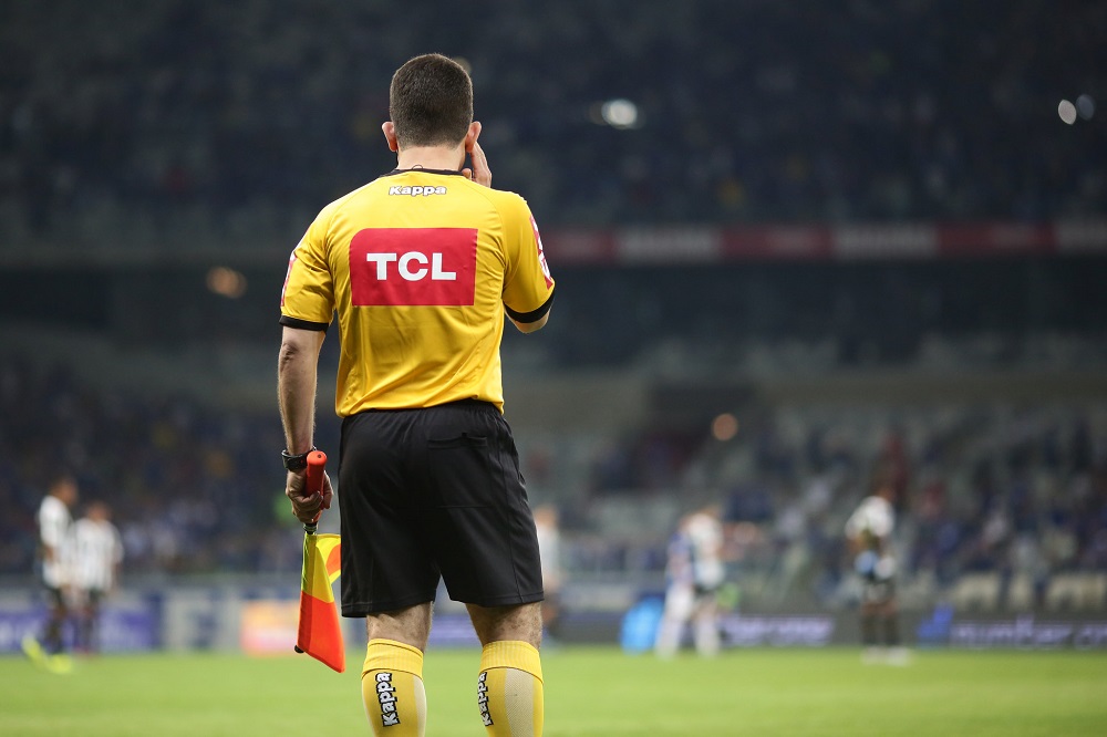 Arbitragem no Futebol: Por que a Inglaterra é referência e o Brasil ainda patina?