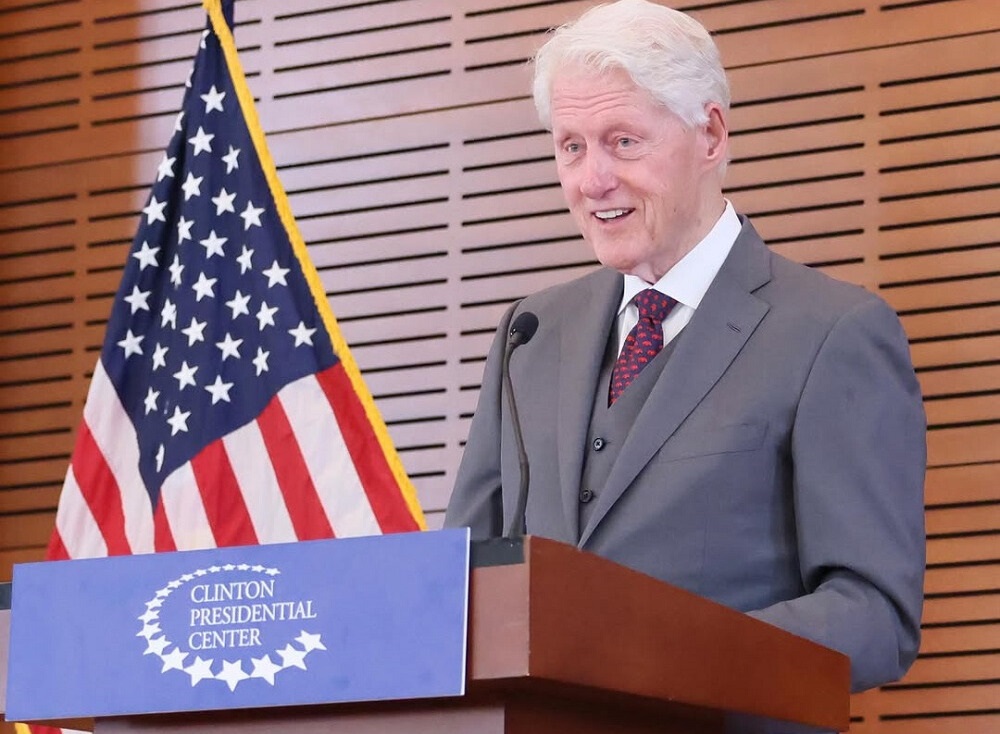 Caso Epstein: Clinton pressiona Trump por liberação sem censura dos arquivos