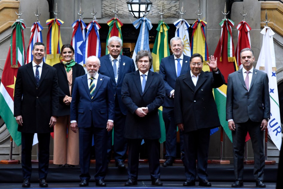 Da esquerda para a direita, o presidente do Paraguai, Santiago Peña, a vice-presidente do Equador, Maria José Pinto, o presidente do Brasil, Luiz Inácio Lula da Silva, o presidente do Panamá, José Raúl Mulino, o presidente da Argentina, Javier Milei, o chanceler do Chile, Alberto van Klaveren, o presidente da Bolívia, Luis Arce, e o presidente do Uruguai, Yamandú Orsi, durante a cúpula do Mercosul