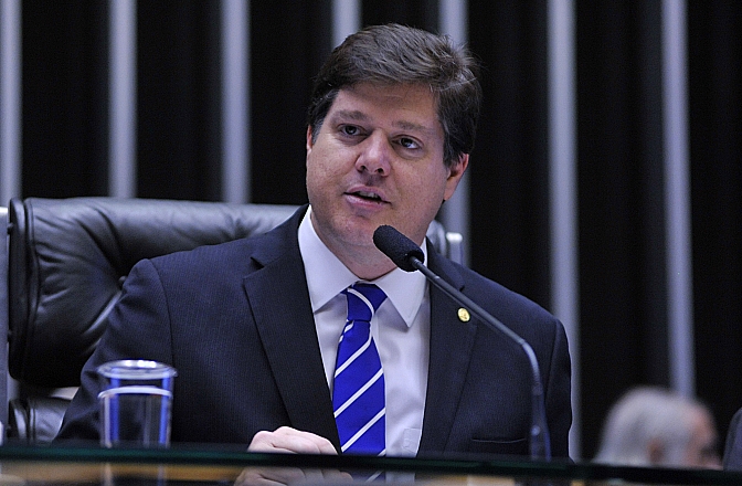 o presidente nacional do MDB, Baleia Rossi, discursa em sessão na Câmara