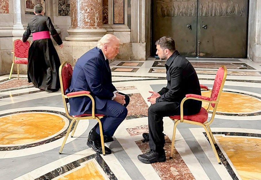 Volodimir Zelensky e Donald Trump na missa de funeral do papa Francisco