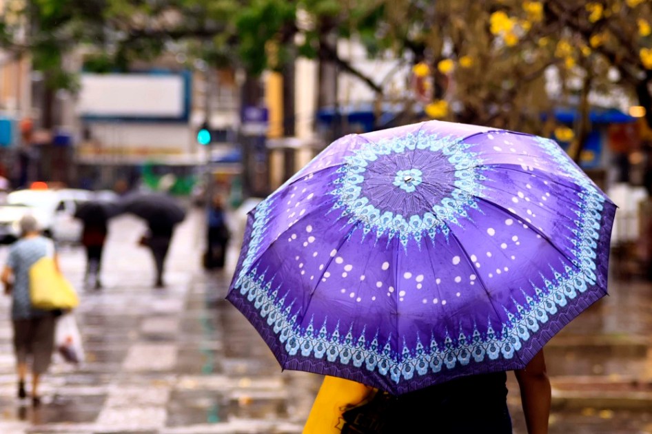 Pedestres enfrentam clima frio e chuvoso na região de Campinas, interior de São Paulo
