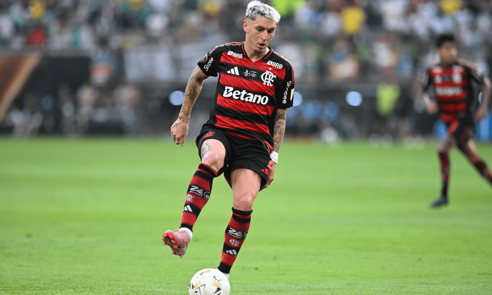 Filipe Luís exalta atuação de Varela na decisão da Libertadores, contra o Palmeiras