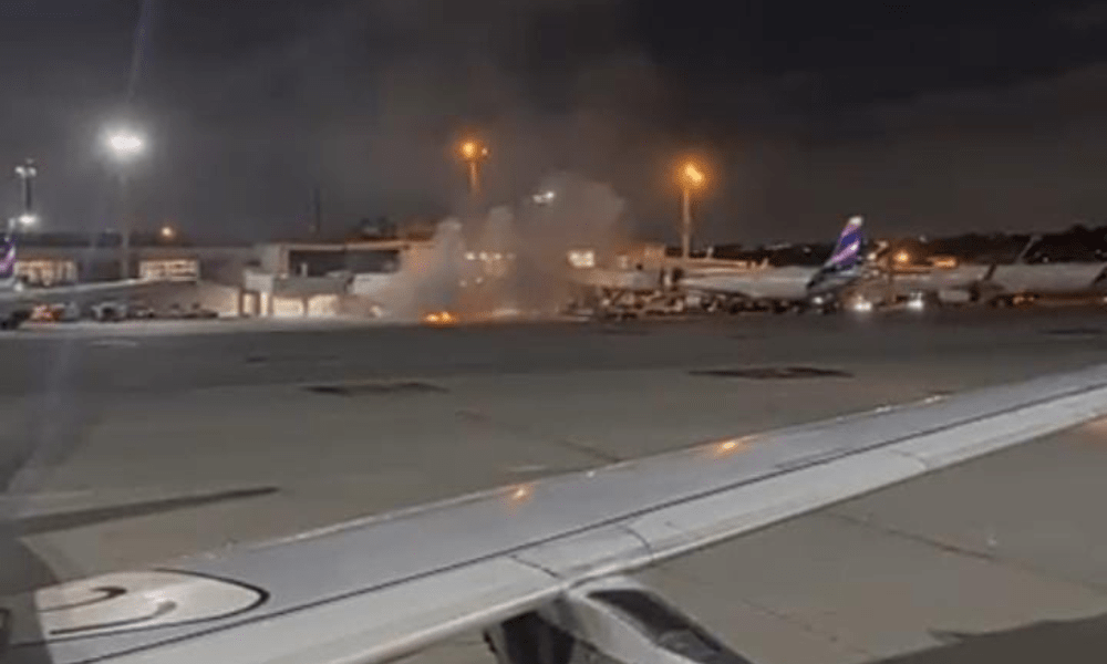 Passageiros são retirados às pressas de avião após fogo em esteira de bagagens em Guarulhos