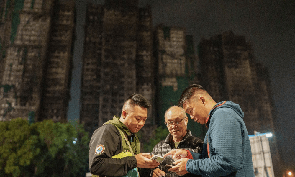 Hong Kong enfrenta traumas e exige respostas um mês após incêndio histórico