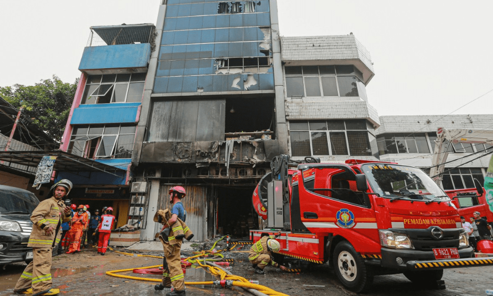 Incêndio em prédio comercial deixa 22 mortos na capital da Indonésia