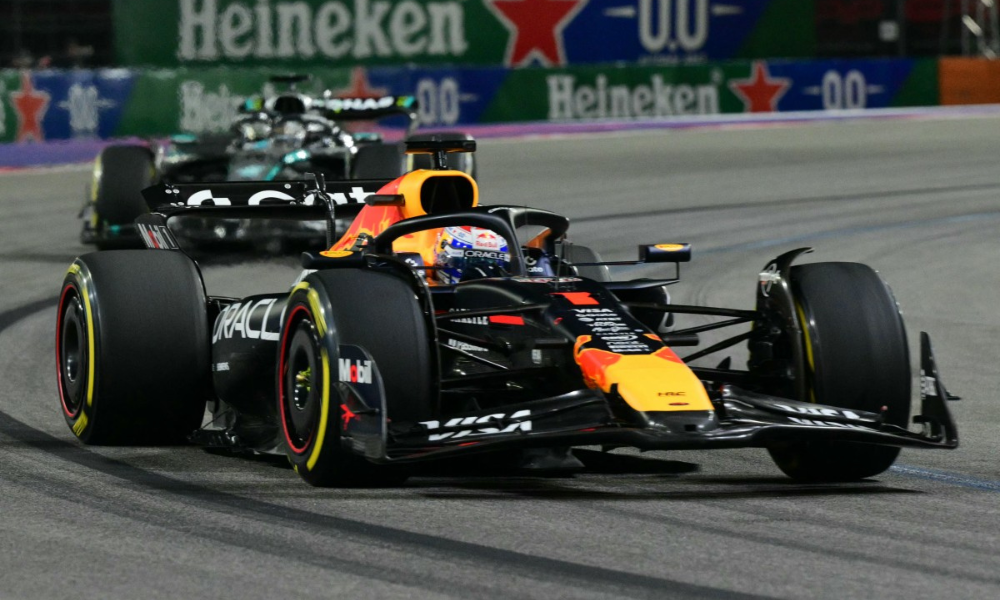 Max Verstappen compete durante o Grande Prêmio de Fórmula 1 de Las Vegas, no Circuito de Las Vegas Strip