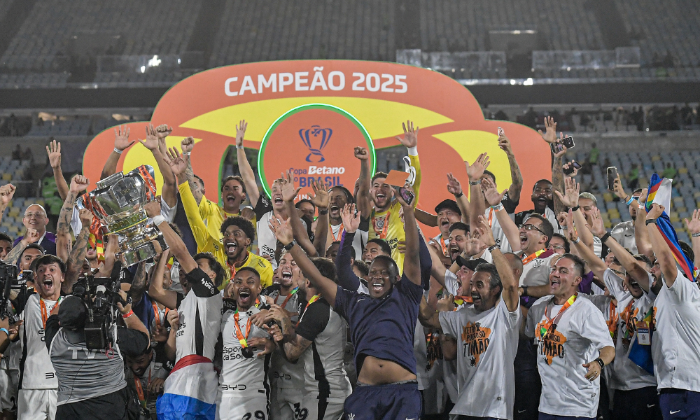 Jogadores do Corinthians comemoram título de campeão da Copa do brasil, após partida contra o Vasco