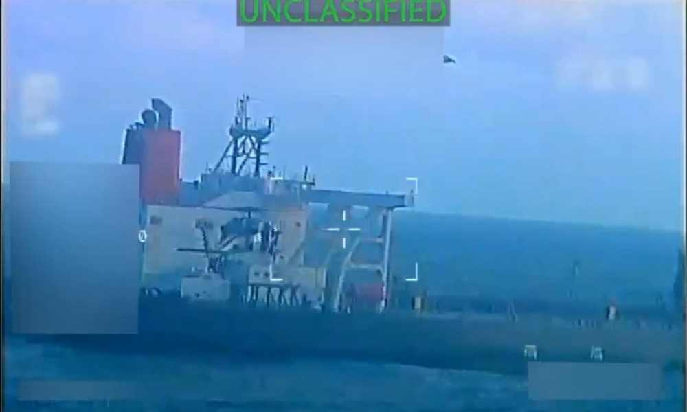 Captura de tela de um vídeo postado pela Procuradora-Geral dos EUA, Pam Bondi, mostra a execução de 'um mandado de apreensão de um petroleiro usado para transportar petróleo sancionado da Venezuela e do Irã'
