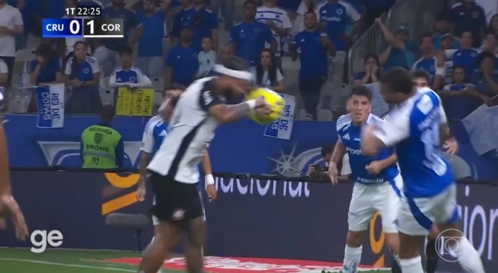 Foi mão? Cruzeirenses alegam que gol de Memphis foi irregular