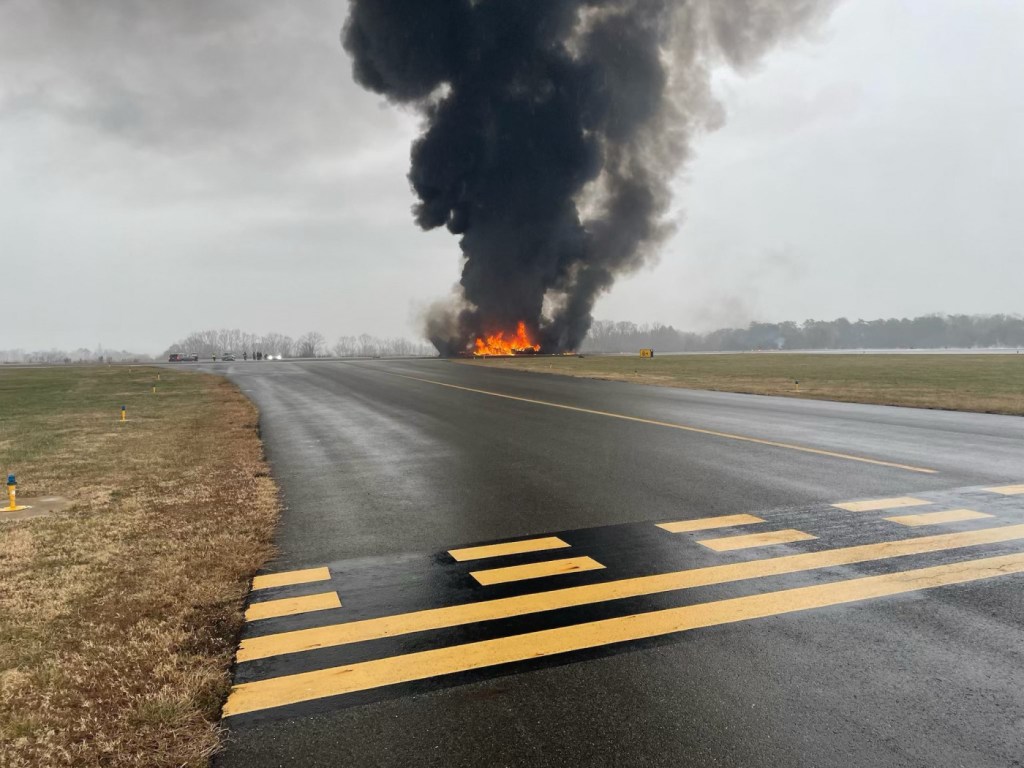 Avião cai na Carolina do Norte, mata ex-piloto da NASCAR e causa incêndio