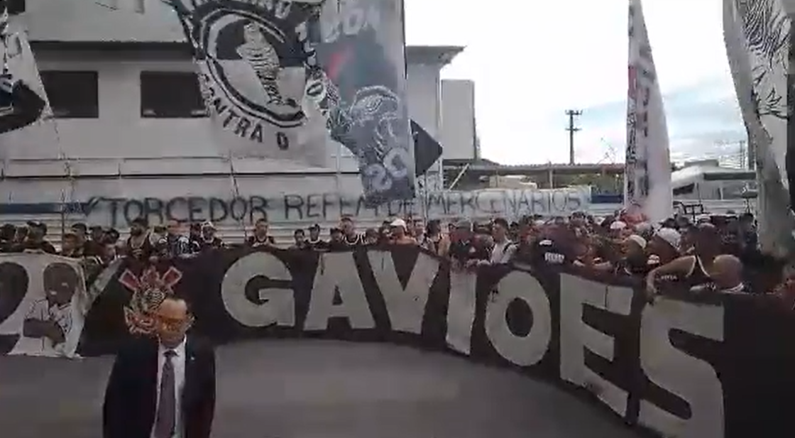 protesto da gaviões da fiel em frente à sede da FPF