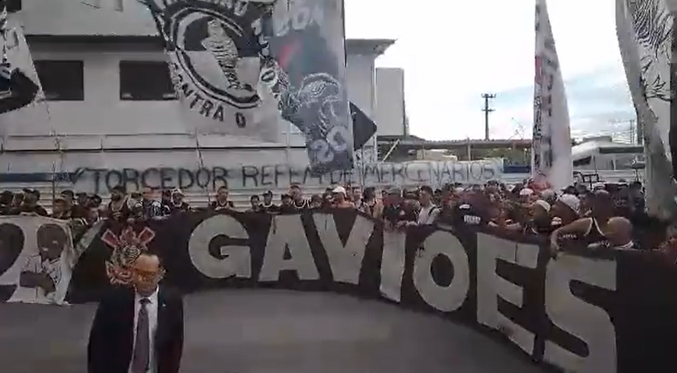 Organizada do Corinthians se revolta com presença de Andrés Sanchez em reunião: ‘Vai conhecer a fúria da Fiel’