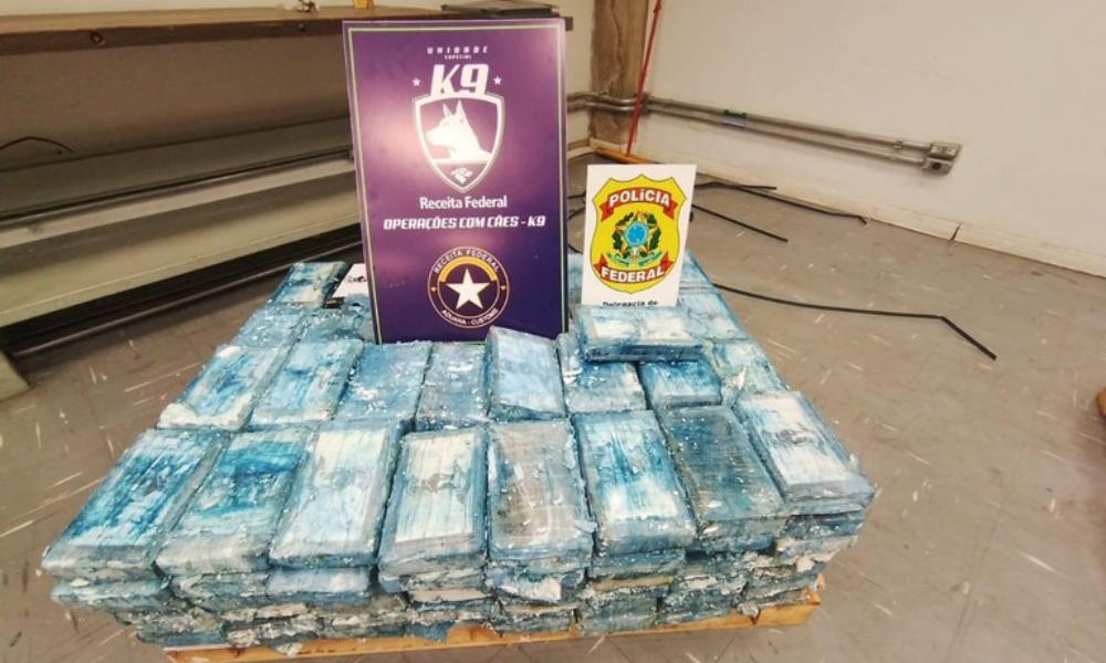 A droga foi identificada na carga com apoio das Equipes K9 (Cães de Faro), que localizaram a substância durante a inspeção