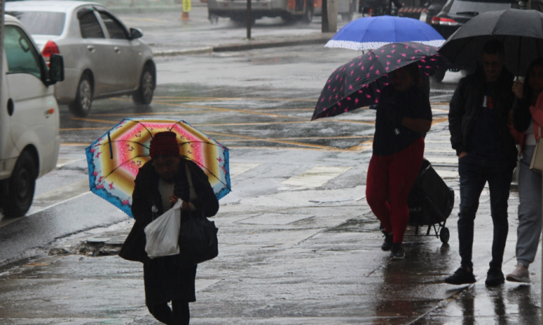 SP - CLIMA/SP/CHUVA - GERAL - Tempo frio e chuvoso na região central de São Paulo, com termômetro marcando 19º graus, nesta sexta-feira, 10. A cidade de São Paulo deve voltar a registrar temperaturas elevadas no domingo, 12, feriado de Nossa Senhora Aparecida. De acordo com o Instituto Nacional de Meteorologia (Inmet), a máxima prevista para o dia é de 29ºC. 10/10/2025 - Foto: WILLIAN MOREIRA/ATO PRESS/ESTADÃO CONTEÚDO