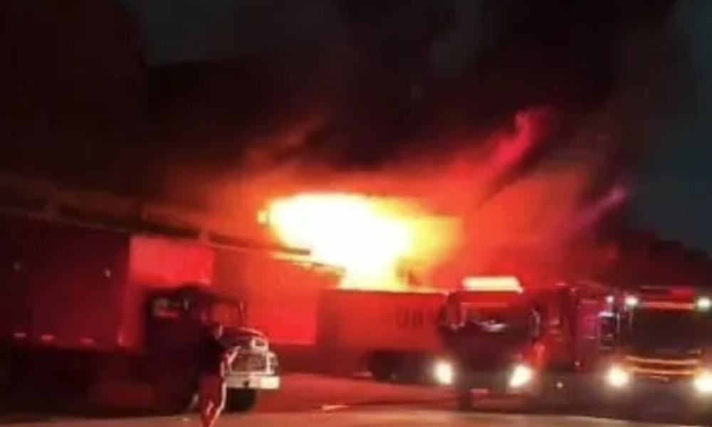 Chamas atingem o pavilhão 43 da Ceasa | Divulgação/Corpo de Bombeiros