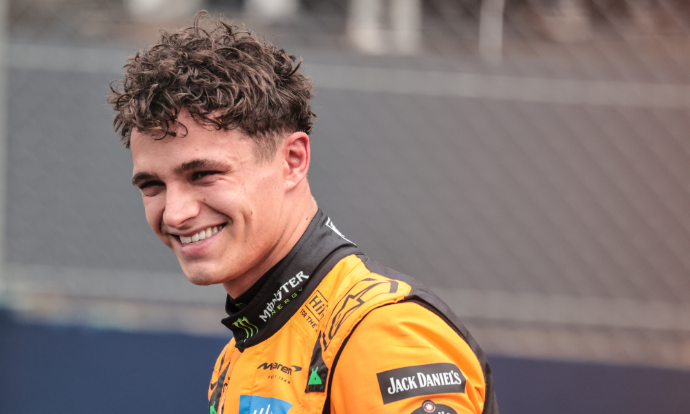 SP - FÓRMULA 1/GP DE SÃO PAULO/CORRIDA SPRINT - ESPORTES - O piloto britânico Lando Norris, da McLaren, antes da corrida sprint do GP de São Paulo de Fórmula 1, no Autódromo de Interlagos, na zona sul da capital paulista, neste sábado (8). Norris venceu a prova. 08/11/2025 - Foto: WERTHER SANTANA/ESTADÃO CONTEÚDO