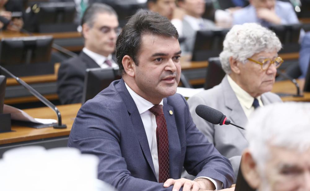 Deputado propõe rito rápido para cassar mandato deputados condenados
