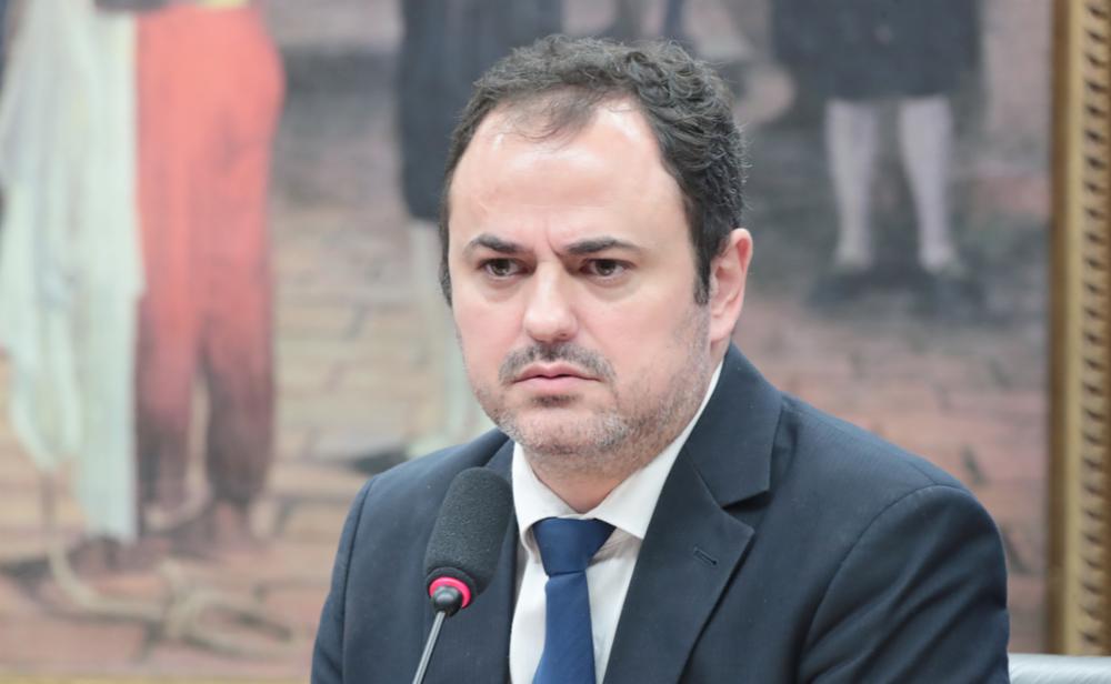 Glauber Braga fala em ‘ofensiva golpista’ após ser retirado à força da mesa da Câmara