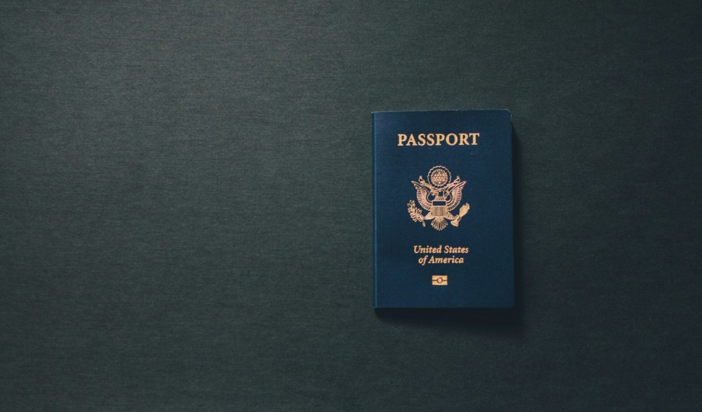 Senador americano dispara que dupla cidadania é risco à lealdade: ‘Escolha um país ou perca o passaporte’