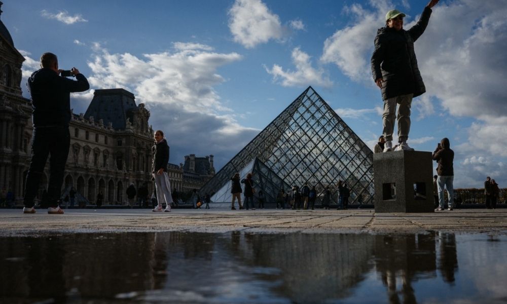 Dois suspeitos no roubo de joias do Museu do Louvre são presos