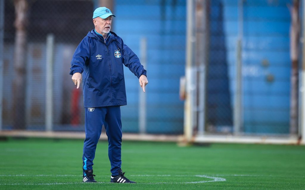 Mano Menezes anuncia saída do Grêmio