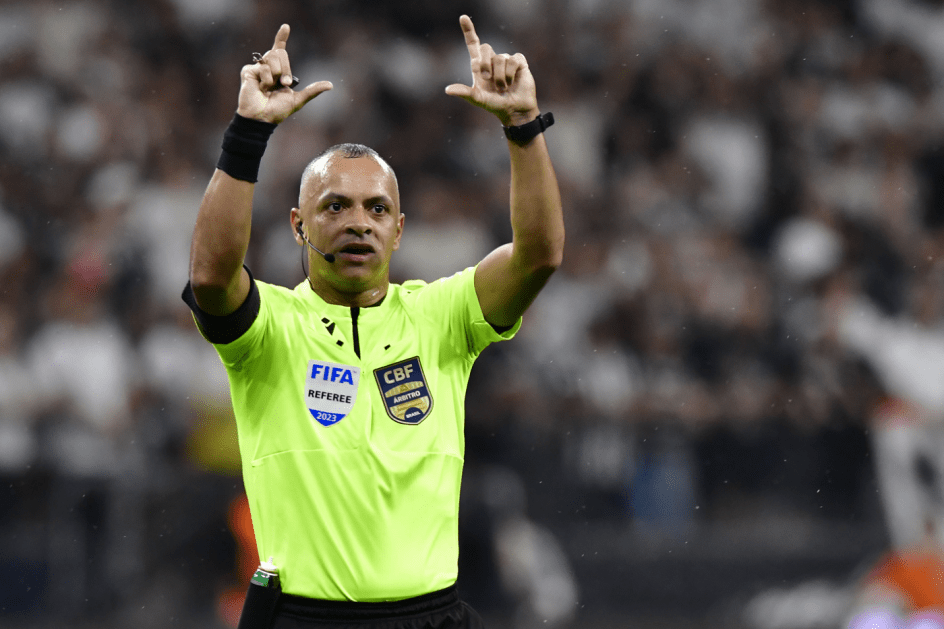 Wilton Pereira Sampaio foi o árbitro de Corinthians x Grêmio