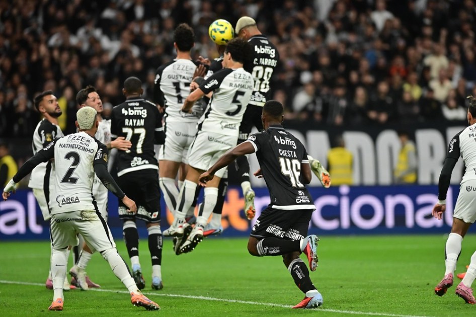 Lance do primeiro duelo entre Corinthians e Vasco, disputado em Itaquera