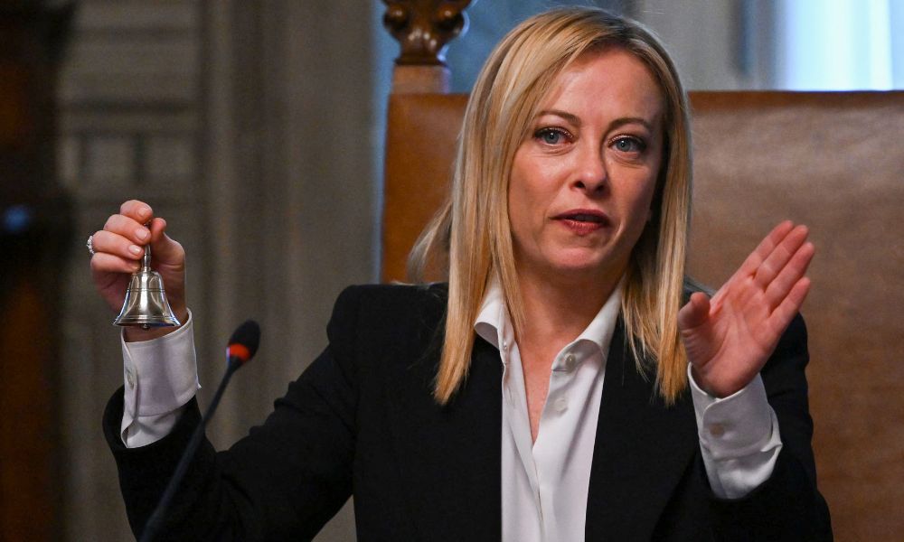 Séria, popular, melhor amiga de Trump: Meloni completa três anos à frente da Itália