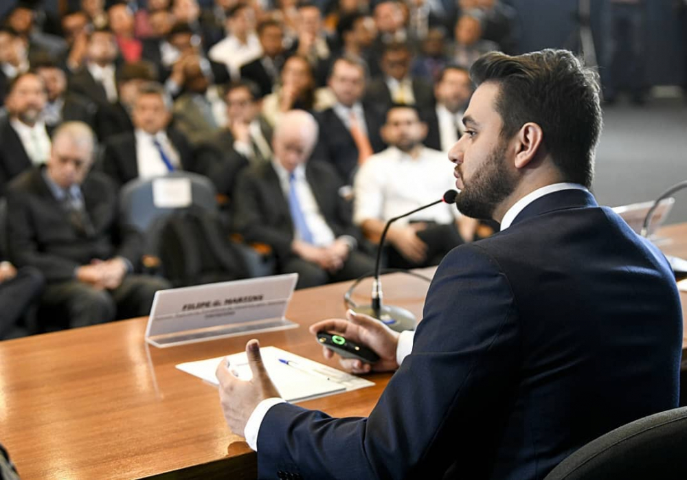 Quem é Filipe Martins, ex-assessor de Bolsonaro em prisão domiciliar