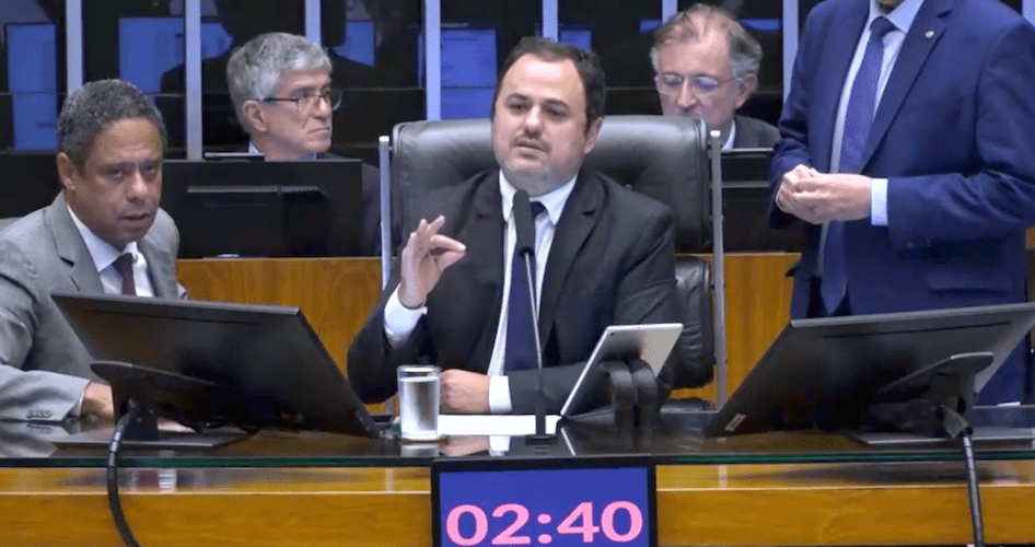 Ameaçado de cassação, Glauber Braga ocupa mesa da Câmara e é retirado à força