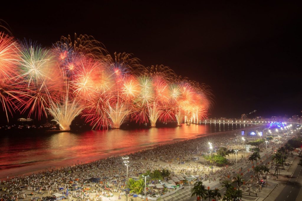 Réveillon em Copacabana terá show de drones, aumento na segurança e 12 minutos de fogos