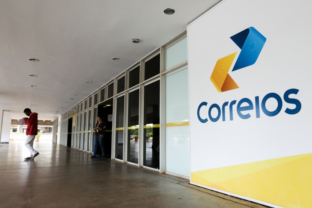 Fim do ‘vale-peru’ nos Correios: Moraes suspende decisão do TST sobre benefícios