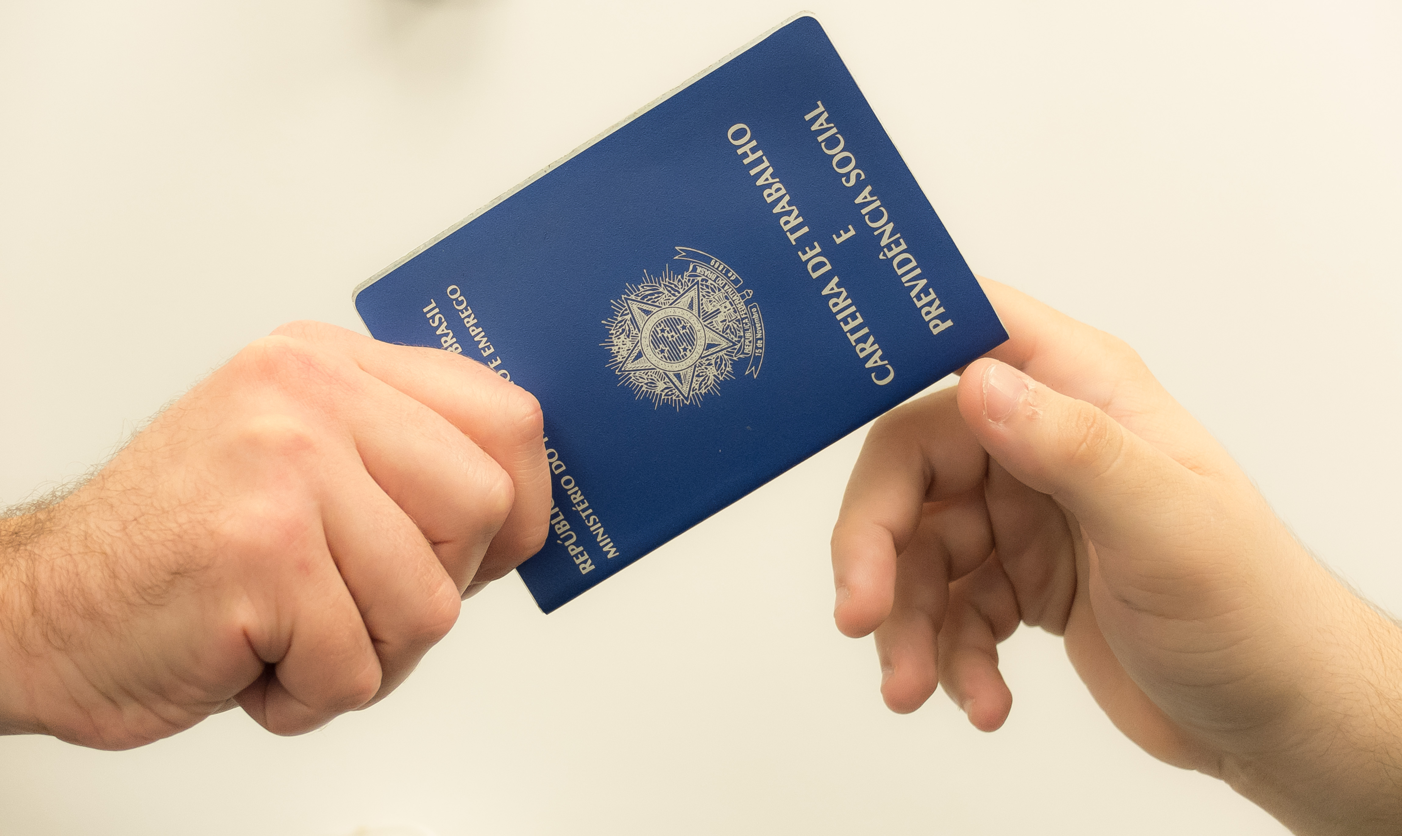 Taxa de desemprego fecha em 5,1% em 2025 e registra mínima histórica