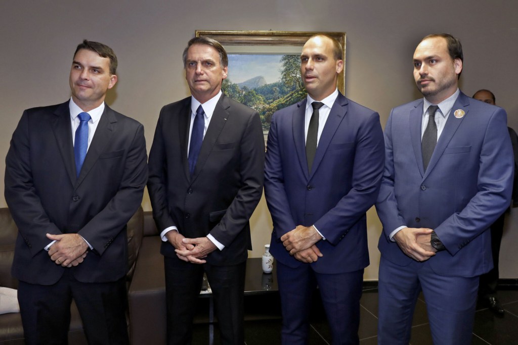 Filhos de Bolsonaro comemoram prisão de Maduro e atacam Lula