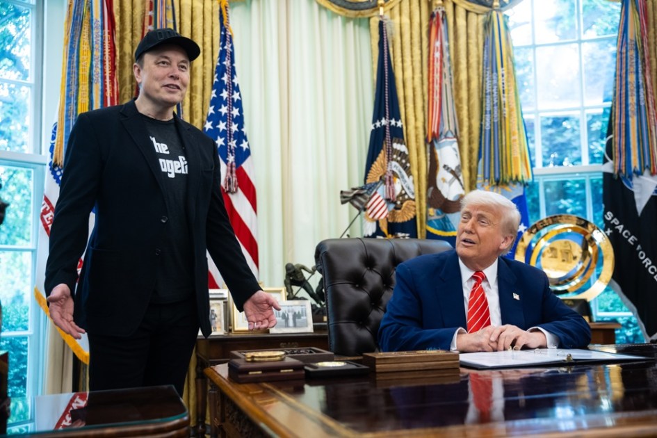 O presidente dos EUA, Donald Trump (à dir.), e Elon Musk participam de uma coletiva de imprensa no Salão Oval da Casa Branca