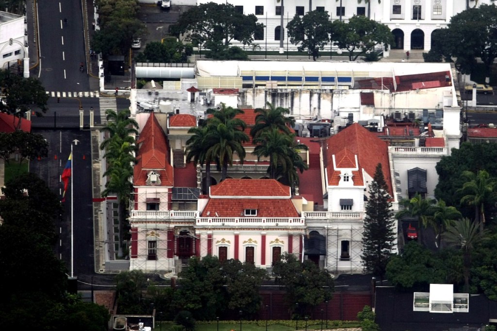 Tiros são ouvidos perto de palácio presidencial na Venezuela