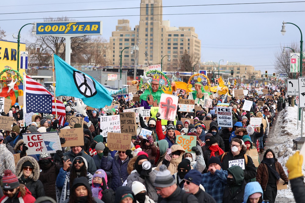 Manifestantes exigem que agentes do ICE deixem Minneapolis após morte de enfermeiro