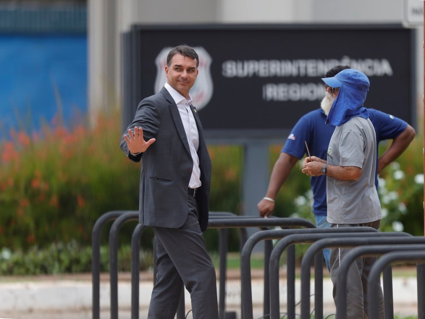 O senador Flávio Bolsonaro (PL-RJ)(c) na sede da Superintendência da Polícia Federal, em Brasília (DF), após visitar o seu pai, o ex-presidente Jair Messias Bolsonaro