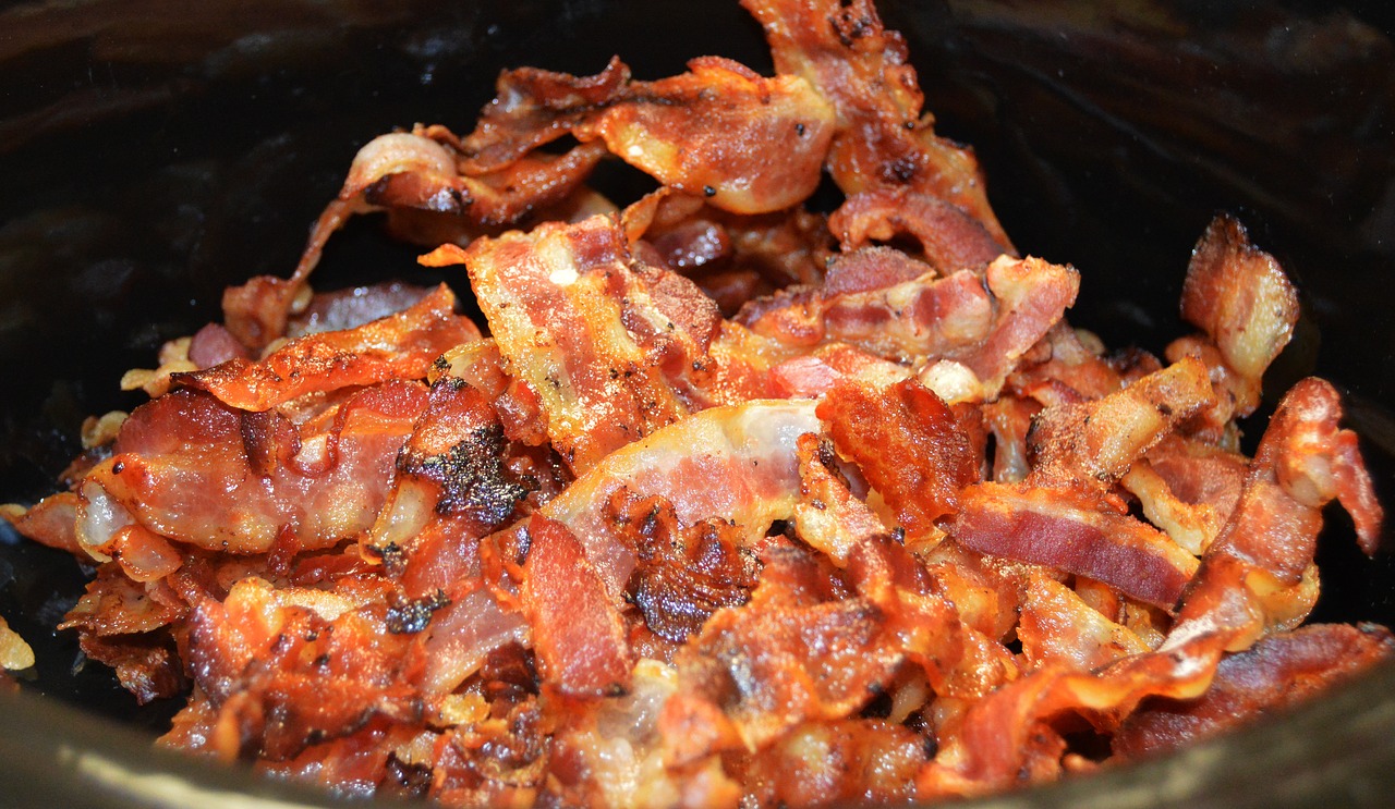 Bacon, salsicha e presunto entram em lista de alimentos cancerígenos da OMS