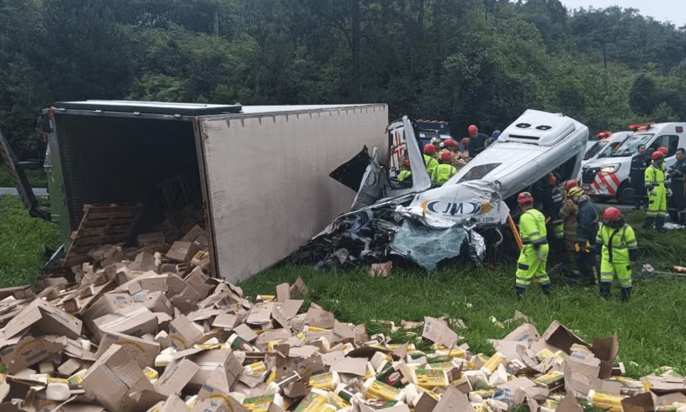 Caminhão tomba sobre van e mata seis na BR-116 após tentativa de assalto
