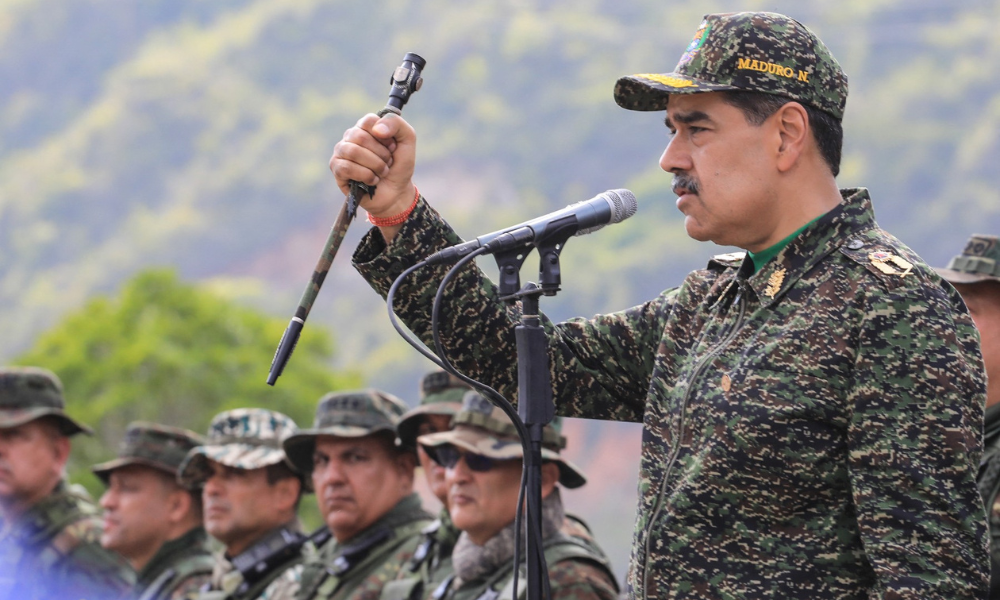 Nicolás Maduro aparece de farda militar ao visitar tropas