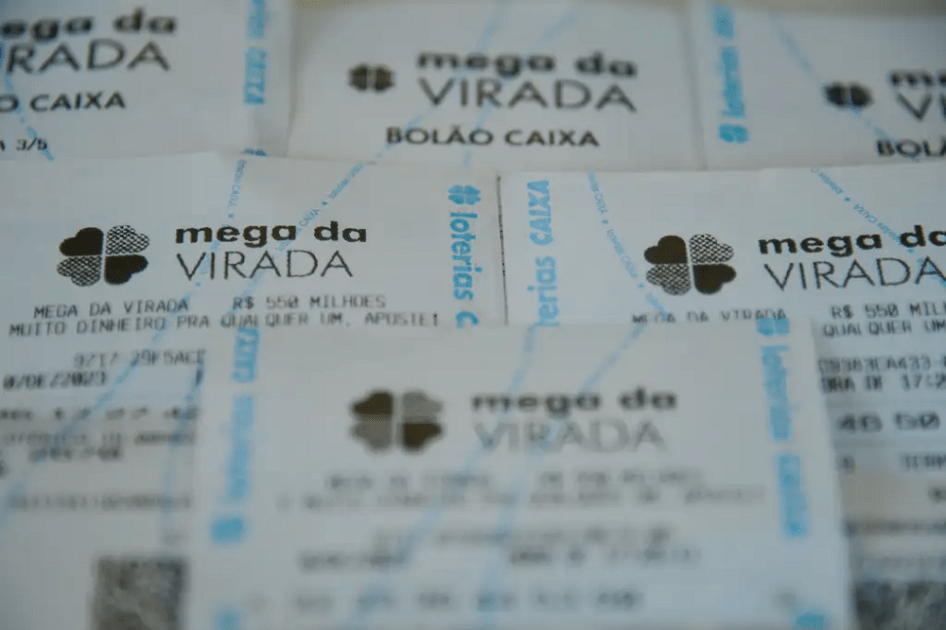Apostas da Mega-Sena da Virada em uma casa lotérica na Lapa, região central da capital fluminense