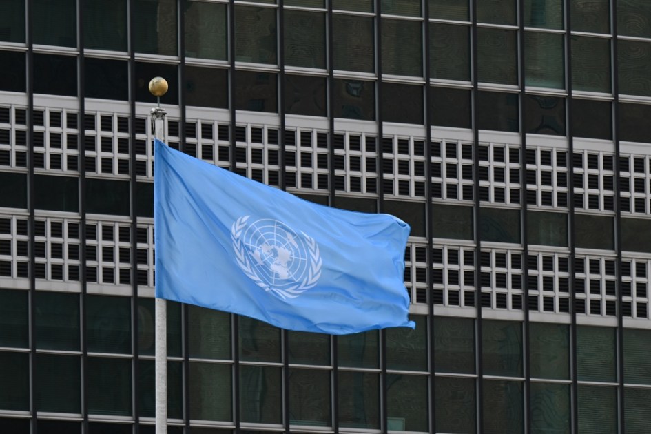 Uma bandeira das Nações Unidas tremula do lado de fora da sede da ONU em Nova York, EUA, em 21 de setembro de 2025. Austrália, Canadá e Grã-Bretanha reconheceram formalmente o estado da Palestina, anunciaram os respectivos primeiros-ministros dos países em 21 de setembro de 2025. (Reino Unido, Nova York) EFE/EPA/LUKAS COCH AUSTRÁLIA E NOVA ZELÂNDIA FORA