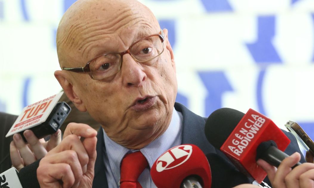 Parlamentar fala com a imprensa
