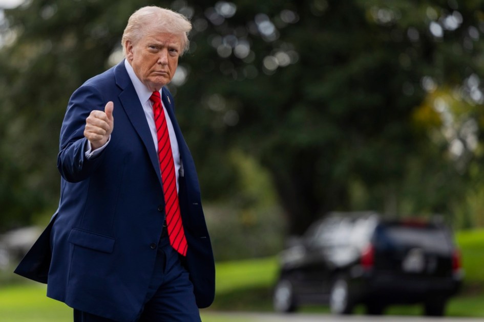 O presidente dos Estados Unidos, Donald Trump, caminha em direção ao Salão Oval após desembarcar do helicóptero Marine One no gramado sul da Casa Branca
