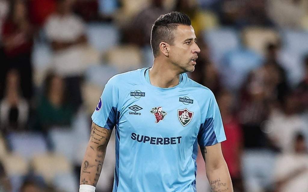 Fluminense renova contrato com o goleiro Fábio, de 45 anos, para mais duas temporadas