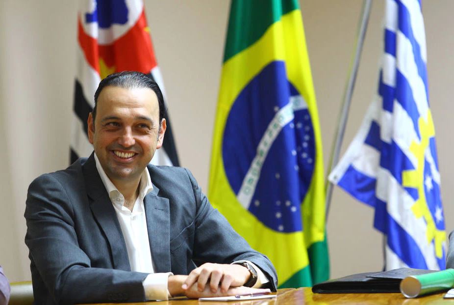 Homem de terno em evento na prefeitura