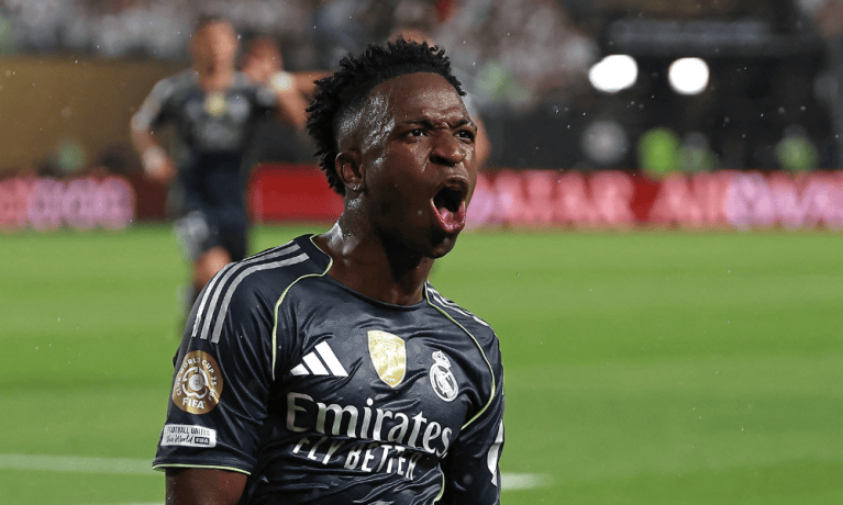 O atacante brasileiro #07 do Real Madrid, Vinicius Junior, comemora o primeiro gol de sua equipe durante a partida de futebol do Grupo H da Copa do Mundo de Clubes da FIFA 2025 entre o FC Salzburg da Áustria e o Real Madrid da Espanha no Estádio Lincoln Financial Field, na Filadélfia, em 26 de junho de 2025. (Foto de FRANCK FIFE / AFP)