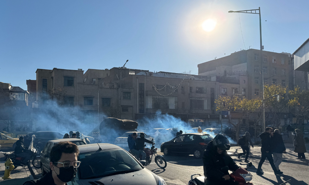 Protestos no Irã deixam mortos e se espalham por dezenas de cidades